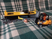 Lego. Wózek widłowy, wagon towarowy i 2 łuki torów