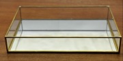 prostokątna taca ze szkła i metalu w kolorze złotym