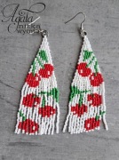 Kolczyki wisienki na białym tle