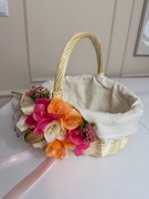 Koszyk wielkanocny ozdobny z kwiatami i kokardą