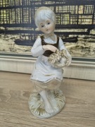 Figurka porcelanowa – dziewczynka z koszem owoców – styl vintage