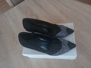 Czarne czòłenka z ozdobą