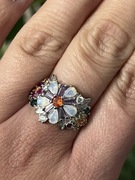 Duży srebrny pierścionek ze srebra 925 z błękitno-fioletowymi cyrkoniami