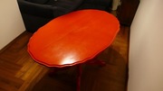 Owalny drewniany czerwony stół - styl klasyczny