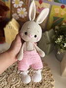 Ręcznie robiony króliczek w ogrodniczkach maskotka na szydełku