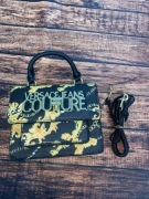 Elegancka torebka w stylu glamour – złote detale, modny design