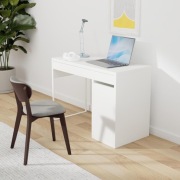 Biurko MICKE + Krzesło gamingowe HUVUDSPELARE z poduszką lędźwiową.