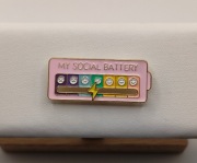 Broszka/przypinka/pin ''my social battery'' - z przesuwnym wskaźnikiem