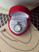 Piękny łańcuszek z Maryją naszyjnik Matka Boska stal zawieszka perłowa cudo