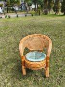 Fotel rattanowy o charakterystycznym, zaokrąglonym kształcie