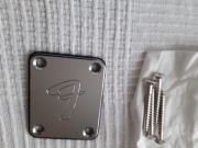 Neck plate, płyta do przykręcania gryfu gitary, srebrna z logo Fender