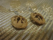 oryginalne kolczyki z pestki śliwki