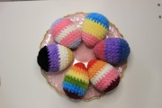 Szydełkowe jajka wielkanocne w kolorach lgbt 