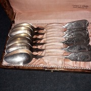 ZESTAW STARYCH ŁYŻECZEK W ETUI