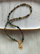 Naszyjnik z agatu indyjskiego z delikatną zawieszka. 