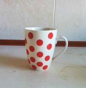 Kubek porcelanowy w czerwone kropki 300 ml