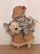 Porcelanowa lalka wys 19,5cm dziewczynka z misiem