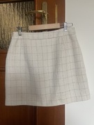 Spódnica ozdobiona guziczkami