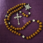 Różaniec z drewna oliwnego z wizerunkiem MB symbolizuje Cudowny Medalik