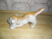stara figurka ceramiczna zwierząt leżący piesek