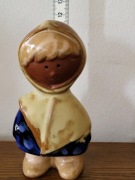 Figurka ceramiczna dziecko w kapturze z poncho, Jie Gantofta Keramik