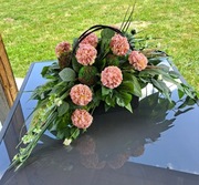 Pelargonie stroik kompozycja wiązanka na grób cmentarz pomnik