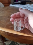 Niepowtarzalny miniaturowy szklany kieliszek z uchem idealny na prezent