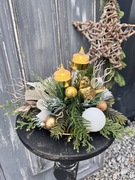 Elegancki świąteczny stroik ze złotym ptaszkiem