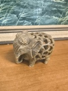 Ręcznie rzeźbiona figurka słonia z kamienia – ażurowa dekoracja