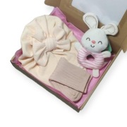 Zestaw dla dzieci- czapka, skarpety, zabawka 