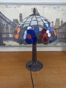 Lampa witrażowa Tiffany – ręcznie wykonana, kwiatowy wzór