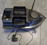 Łódka zanętowa z GPS, z 3 pojemnikami na przynęty + torba