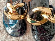 Czarne lakierowane klapki buty na korku z łańcuchem