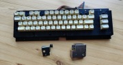 Commodore 64 klawiatura plus metalowe zaczepy mocujące