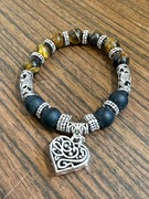 Bransoletka z tygrysiego oka i czarnych matowych koralików zawieszka serce