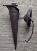 Kinkiet mosiężny, metaloplastyka