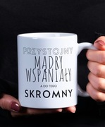 Kubek Przystojny. Mądry. Wspaniały. A do tego skromny. – idealny dla niego!