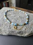 Naszyjnik z niebieskimi kamieniami, złotymi akcentami i zawieszką – boho 