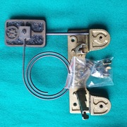 Masywny system mocowania mechanizmu zegara wiszącego ze śrubami