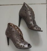 Botki na obcasie Carinii 