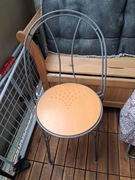 2 krzesła metalowe z drewnianym siedziskiem