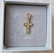 Złota zawieszka krzyżyk z diamentami 