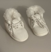 Białe buciki niemowlęce z futerkiem