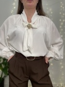 Biała lejąca bluzka koszulowa z długim rękawem wiązana pod szyją zdobiona 