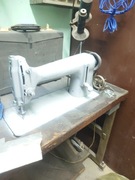 Maszyna do szycia ze stolem
