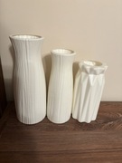 Zestaw trzech wazoników w kolorze śmietanki