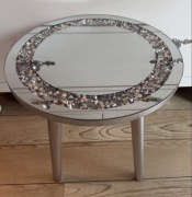 Piękny mały stoliczek glamour