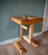 Stolik ,,lewitujący" drewniany z blatem z żywicy epoksydowej