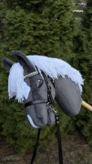 NOWY Hobby Horse A4 z ogłowiem i wodzami ciemno szary biała grzywa