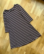 Jesienna trapezowa sukienka w burgundowe paski Stradivarius